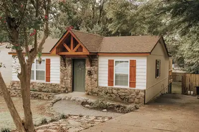 Image de New! Off to the Races! Charming Cottage Close to Oaklawn Racing!