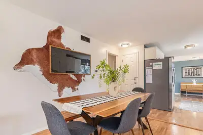 Image de 2 Homes  | 10 Bedrooms | 15 min walk apart