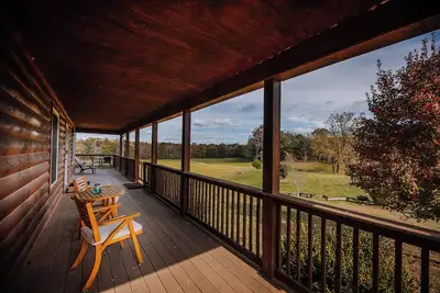 Image de Rustic charm meets modern comfort in this cozy country home.