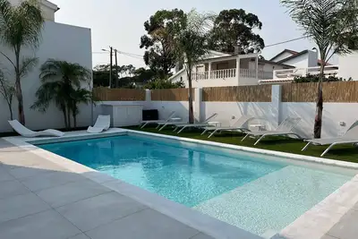 Image de Vila Branca : à 3 min de la plage, 4 suites et piscine chauffée vous attendent!
