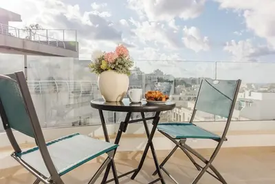 Image de Modern Mellieha apartment 🌺 10 mins to the beach 🏖️ with 3 bedrooms, A/C, Wi-Fi & Smart Tv. Towels & linen included—perfect for a relaxed seaside stay 🌊✨