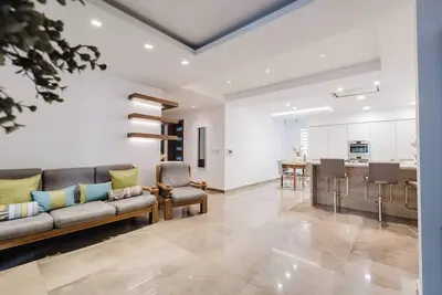 Image de Your perfect Qawra escape awaits! 🐚 Stay in a charming Maltese-style apartment close to beaches, cafés & sunshine. ☀️🌊