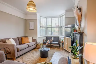Image de Modern, spacious, 4 bed cottage, garden and parking. Walking distance to beach!