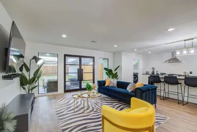 Image de 5-Bd Modern Central Getaway w Hot Tub - Mins to Dt