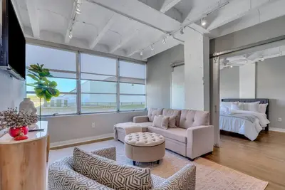 Image de Elevated City Living w/ Views of Skyline by Lucky Savannah