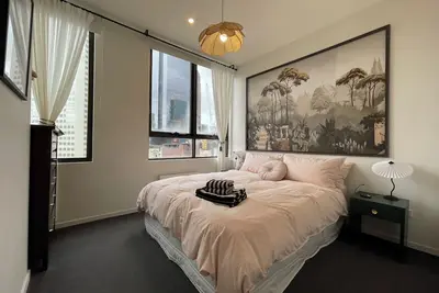 Image de City view of Melbourne Gpo | Sunlit 2br residence