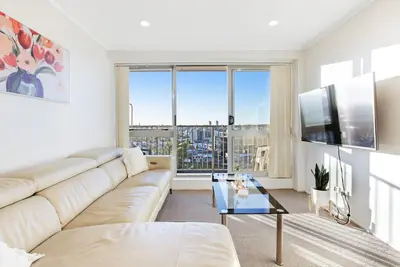 Image de City Vista Apt with Views, Pool and Gym
