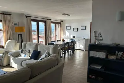 Image de Maison très confortable avec vues imprenables sur la mer, piscine communautaire