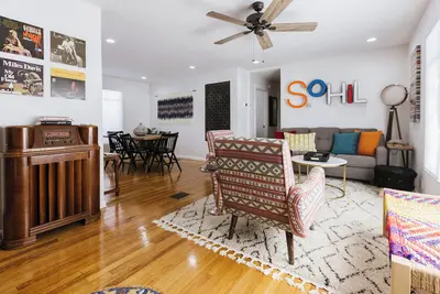 Image de First Floor Charmer in a Great Location!