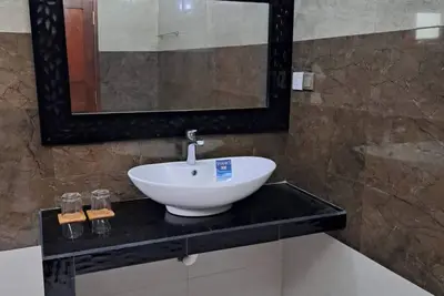 Image de Charming 3-bedroom apartment with Ac & a swimming pool in vibrant Hikkaduwa