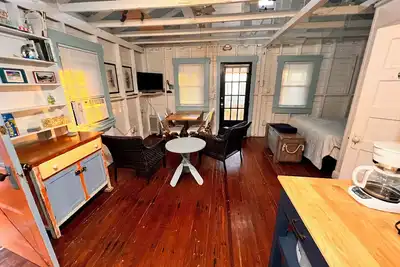 Image de Cottage A of Historic Waterfront Fish Camp. \nPrivate Dock. Minute walk to Beach