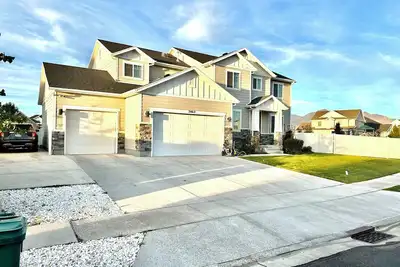 Image de \"Experience Luxury Living in Our 5-Bedroom Oasis with Premium Amenities\"\n