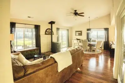 Image de Private Vineyard Getaway in the Heart of Plymouth!