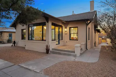 Image de Come stay in this spacious, 4 bedroom historic home! Free wifi + Hot Tub!