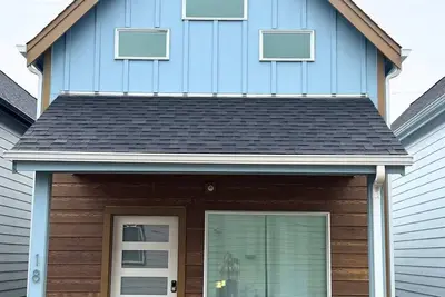 Roadside At The Commons - Dog Friendly