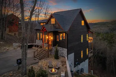 Image de \nCozy cabin with chefs kitchen + hot tub!