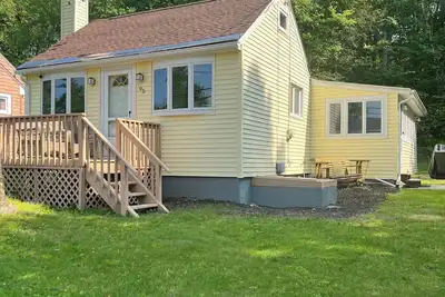 Image de Charming 2-bedroom Lake Front Cottage with WiFi, Ac in welcoming Harwinton