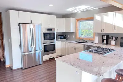 Image de Spacious Downtown Alanson Riverfront Cabin with Amenities- 10-12 guests