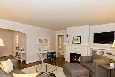 Fashionable Flat Close-In East Side 2-bedroom apartment