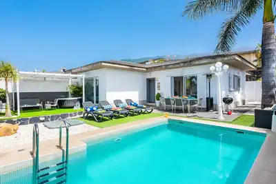Image de Private Heated Pool, AirCon, Fast Wifi, Bbq, Teide views, Relax