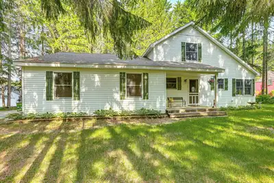 Image de < 1 Mi to Snowmobile Trails: Cozy Cadillac Retreat