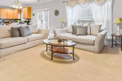 Image de 10 Minutes to City Center!