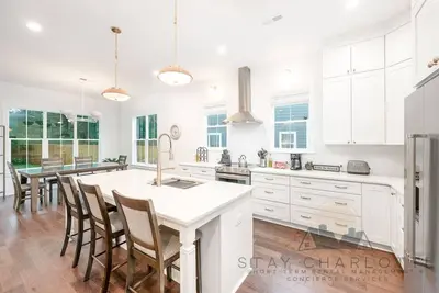 Image de Brand New! -4Bd-3 Min to Uptown-City Views!