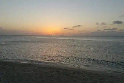 Image de 1st Floor 3br condo sleeps 6 just steps to the beach. Walk to shops/restaurants!