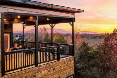 Image de Brand New Sunset Luxury Cabin with Hot Tub! Amazing View!