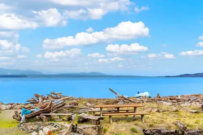 Image de This charming waterfront home is the perfect destination for a family vacation your loved ones will treasure forever.