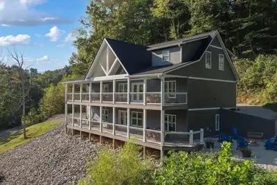 Image de Lakeside Home - Pool Table - Fire Pit - Sleeps 12