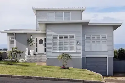 Image de Elegant Home with Coastal Views