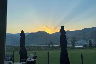 Image de Sun Cove - Lake Entiat - 4 bedroom + fenced yard + Lake and Mountain views