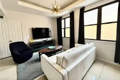 Image de Escape to the City in this wonderful 2bd Apt steps from Convention Center!