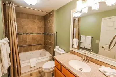 Image de New- Mins to Loon-Hiking Trails-Clarks-Train- King Bed- Full Kitchen- Hot Tub-