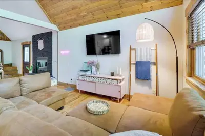 Image de Charming 2-bedroom cabin in brilliant Masthope with pools & skiing minutes away!