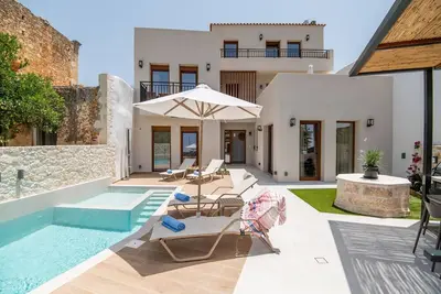New stylish villa with heated pool & jacuzzi!