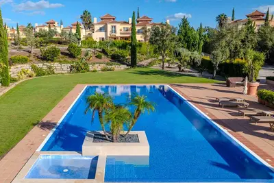 Image de Discover luxury at our 3-Bedroom Linked Villa with communal pool access