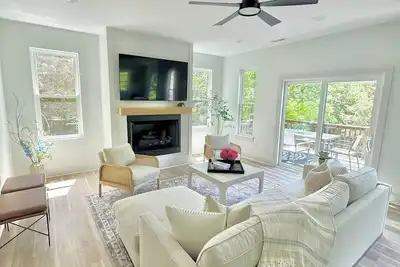 Image de Peaceful place to recharge, within steps to Center Hill Lake!