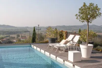 Image de Escape to Paradise: Your Private Pool Awaits, Alma