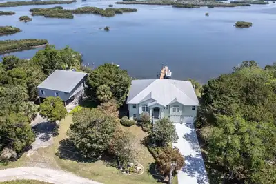 Image de Two Waterfront Homes with Private Dock, Kayaks, Expansive Outdoor Spaces, and Stunning Gulf Views