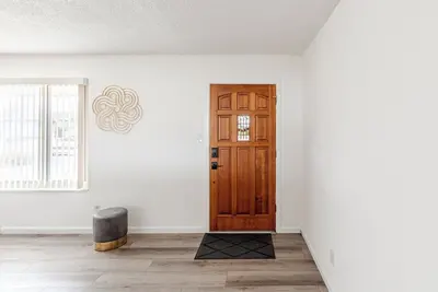 Image de convenient spacious house hot tub 4 kings sleeps 18