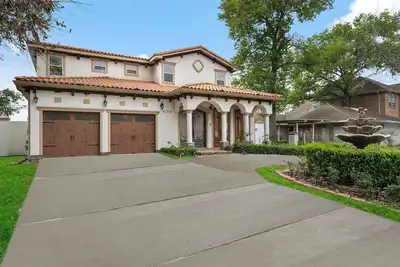 Image de New King Bed Houston Haven w/ Hot Tub!