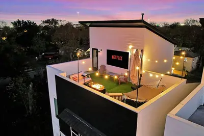 Image de Rooftop Theater ~ 5 Minutes to Downtown! ~ City Views