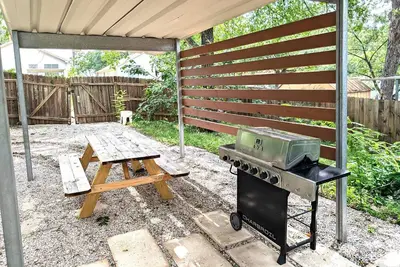 Image de Stylish East Austin Home, Walk to Restaurants, Large Backyard with Screened-In Patio and Bbq