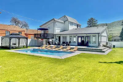 Image de 2 Blocks to Downtown Chelan: Home w/ Hot Tub!