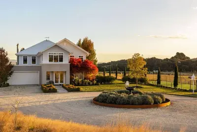 Image de \nHamptons inspired Farmhouse getaway close to town.