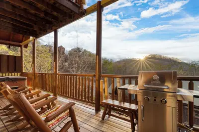 Image de Cozy Cabin Near Dollywood Attractions | Hot Tub, Game Room, Views | Anne's Place