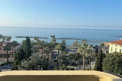 Image de Elegant, sea view, city center, beach front, parking, Wi-Fi, comfort.