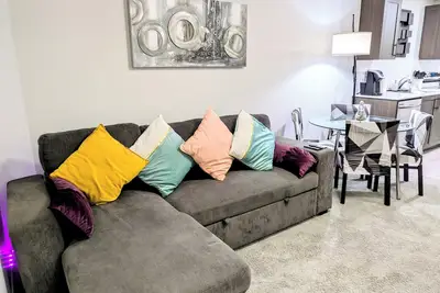 Image de Cozy 1 Bedroom Haven in Nw Calgary